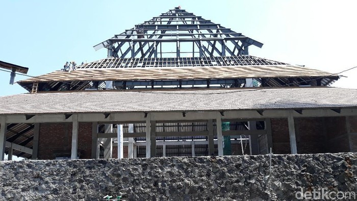 Luhut Panjaitan tinjau pembangunan masjid di Taman Sriwedari Solo