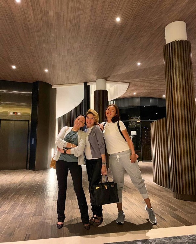 Berpose bersama dua sahabatnya sosialita Fitri Salhuteru dan Kalina Ocktaranny, Nikita Mirzani kembali menenteng tas Hermes Birkin kesayangannya. Foto: Instagram @nikitamirzanimawardi_17