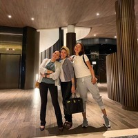 Berpose bersama dua sahabatnya sosialita Fitri Salhuteru dan Kalina Ocktaranny, Nikita Mirzani kembali menenteng tas Hermes Birkin kesayangannya. Foto: Instagram @nikitamirzanimawardi_17