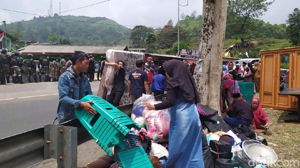 Satpol PP membongkar vila di kawasan Puncak, Kamis (29/8/2019)
