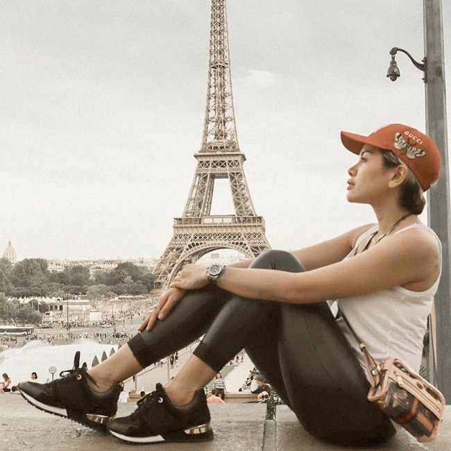 Lagi Nikita Mirzani tampil branded dari ujung kepala sampai kaki. Berpose dengan latar belakang Menara Eiffel di Paris, Nikita tampil dengan menenteng tas Gucci. Dia melengkapi gayanya dengan topi yang juga dari Gucci dan sneakers Louis Vuitton. Foto: Instagram @nikitamirzanimawardi_17