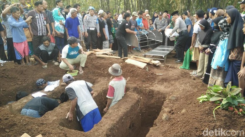 4 Kerangka Korban Pembunuhan 2014 Silam Dimakamkan Berdampingan