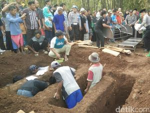 4 Kerangka Korban Pembunuhan 2014 Silam Dimakamkan Berdampingan
