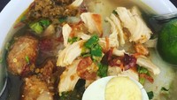 Selain memakai telur bebek rebus, soto Banjar selalu diselipi dengan perkedel. Gurih renyah perkedel makin enak direndam kuah. Foto :  Instagram @azilah_karim