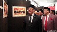 Ketua DPR Bambang Soesatyo didampingi wakilnya melihat foto-foto yang dipamerkan.