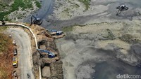 Sejumlah alat berat nampak sibuk melakukan pengerukan lumpur di Waduk Pluit, Jakarta Utara, Kamis (29/8/2019).