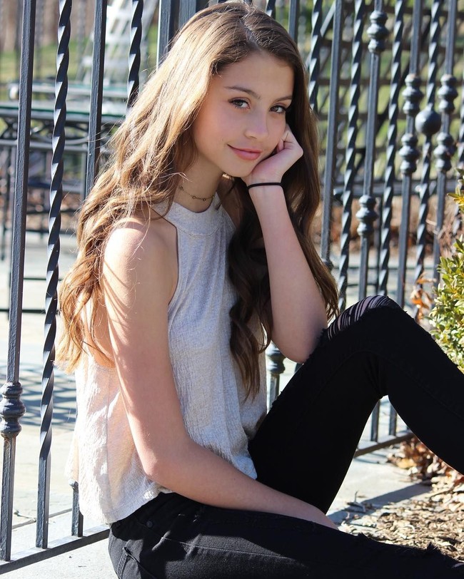 Carys adalah anak bungsu dari Catherine dan produser Michael Douglas. Dia memiliki kakak laki-laki Dylan Michael Douglas yang kini terjun ke dunia akting. Foto: Instagram@carys.douglas