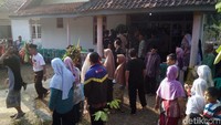 Para tetangga menyaksikan peristiwa ini.