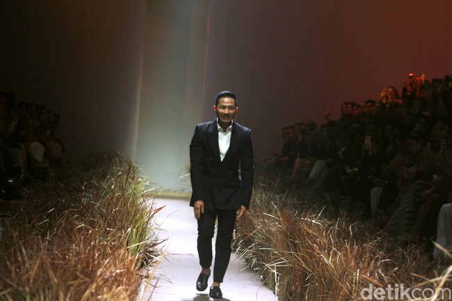 Fashion show karya busana couture Hian Tjen terinspirasi dari kehidupan kaum Amish, digelar di Dian Ballroom Raffles Hotel. Jakarta. Rabu [28/08/2019]. Foto: Mohammad Abduh/Wolipop