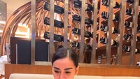 Inilah ekspresi bahagia Bebby saat hendak makan sushi. Ia mengaku senang karena sehari-hari lebih sering makan warteg. Foto: Instagram bebby_fey