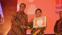 PR & External Relations Director PT Lippo Karawaci Tbk Danang Kemayan Jati (kiri) menerima penghargaan Indonesia Best Issuer Award 2019 dari Menteri Komunikasi dan Informatika Rudiantara. Foto: Dok. Lippo Karawaci.