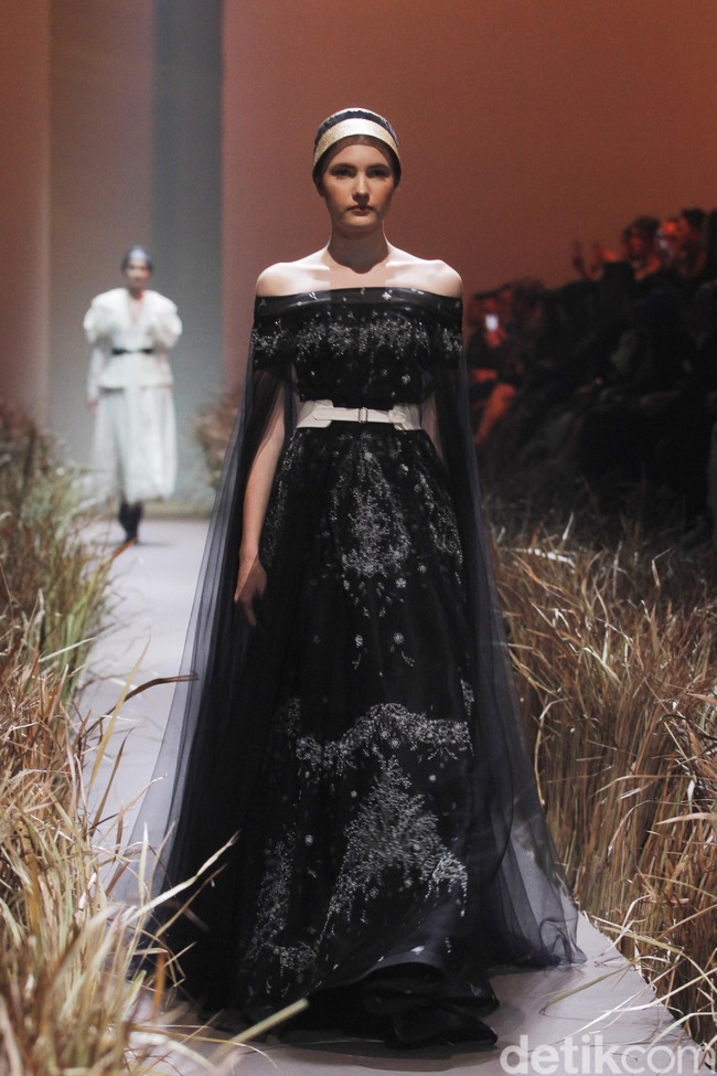 Fashion show karya busana couture Hian Tjen terinspirasi dari kehidupan kaum Amish, digelar di Dian Ballroom Raffles Hotel. Jakarta. Rabu [28/08/2019]. Foto: Mohammad Abduh/Wolipop