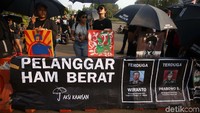 Salah satunya dengan membentuk pengadilan HAM ad hoc.