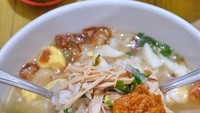 Soto ayam khas Banjar ini selain bawang merah dan bawang putih juga memakai rempah seperti cengkih, pala dan kayumanis. Karenanya aromanya sangat harum. Foto :  Instagram @surabayafoodeis