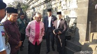 Dalam kunjungannya kali ini, Raja Malaysia betul-betul hanya dalam rangka berwisata saja. Beliau lebih mengagumi arsitektur Candi Borobudur. (Eko Susanto/detikcom)