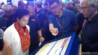 Rini tiba sekitar pukul 10.00 WIB. Rini tidak membuka acara, ia langsung berputar mengelilingi stand yang meramaikan gelaran ini.