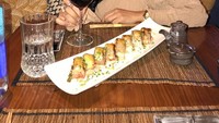 Santap malam mewah Bebby ditemani segelas red wine dan sushi. Kira-kira rasa sushi apa yang jadi favorit Bebby ya? Foto: Instagram bebby_fey