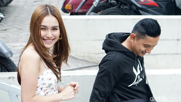 Ayu Ting Ting Happy Banget Nih!