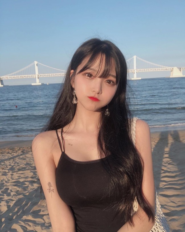 Park Min Jung dikenal sebagai livestreamer atau BJ (Broadcast Jockey) di situs streaming AfreecaTV. Beberapa waktu lalu, wanita cantik tersebut jadi topik hangat setelah mengungkap pesan bernada seksual yang dikirim personel CNBLUE, Lee Jonghyun. Foto: Instagram @1995.mj