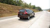 Saat menuju Jakarta, detikers berhasil dibuat takjub dengan performa All New Ertiga. Mesin tangguh K15B DOHC 1.500cc sangat terasa melintasi semua medan jalanan yang ada. Karena tenaga dan performa sangat asyik dan memenuhi kebutuhan. Bahkan saat mencapai kecepatan 160 km/jam hingga 170 km/jam, All New Ertiga tetap stabil dan asyik untuk dikendarai. Foto: dok. Suzuki