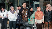 Kepala Biro Humas KPK Febri Diansyah bersama aktivis yang tergabung dalam Kolisi Masyarakat Sipil untuk KPK Bersih memberikan keterangan pers usai bertemu pimpinan KPK di gedung KPK, Jakarta, Kamis (29/8/2019).