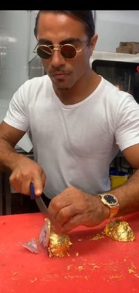 Wow! Chef Nusret 'Salt Bae' Menggiling Daging Berlapis Emas 24 Karat 