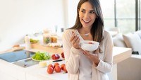 Makan lebih awal dapat memberikan tubuh waktu yang banyak untuk menstabilkan gula darah Anda. Ini baik agar tubuh tidak merasakan lelah dan tidak mudah jengkel. Suasana hati jadi lebih enak dan tubuh lebih berenergi. Foto: iStock