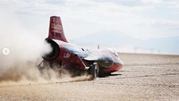 Menurut Kantor Sheriff County Harney di Oregon, kecelakaan mautnya itu kemungkinan besar disebabkan karena menabrak sebuah objek di padang pasir. Mobil itu bergerak lebih cepat dari 500 mph pada saat itu, terlalu cepat untuk bisa mengendalikannya kembali. Dia meninggal karena trauma benda tumpul. Foto: Dok. Instagram/thejessicombs