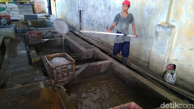 Sidak DLH Kabupaten Bogor ke pabrik terkait pencemaran Sungai Cileungsi, Kamis (29/8/2019)
