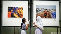 Siswa SDN Menteng 01 melihat pameran foto Rekam Jakarta 2018 di Area Taman Menteng, Jalan HOS Cokroaminoto, Jakarta Pusat, Kamis (29/8/2019).