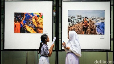 Antusiasnya Siswa SD Melihat Rekam Jakarta Dalam Foto