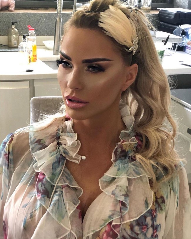 Yang terparah adalah operasi bokong yang ia jalani. Katie baru pertamakali melakukannya dan kini menyesal karena sampai sulit duduk. Operasi plastik itu dilakukan Katie Price pekan April di Turki. Dikutip The Sun, Katie mendapat rekomendasi klinik kecantikan dari sahabatnya, Chloe Khan. Foto: Instagram