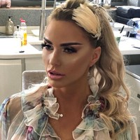 Yang terparah adalah operasi bokong yang ia jalani. Katie baru pertamakali melakukannya dan kini menyesal karena sampai sulit duduk. Operasi plastik itu dilakukan Katie Price pekan April di Turki. Dikutip The Sun, Katie mendapat rekomendasi klinik kecantikan dari sahabatnya, Chloe Khan. Foto: Instagram