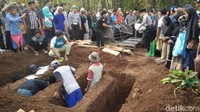Keempatnya dimakamkan berdampingan di Banyumas.