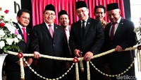 Ketua DPR Bambang Soesatyo didampingi wakilnya memotong rangkaian bunga sebagai tanda dibukanya pameran foto parlemen 2019.