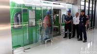 Pintu otomatis juga membuat ruang tunggu semakin modern.