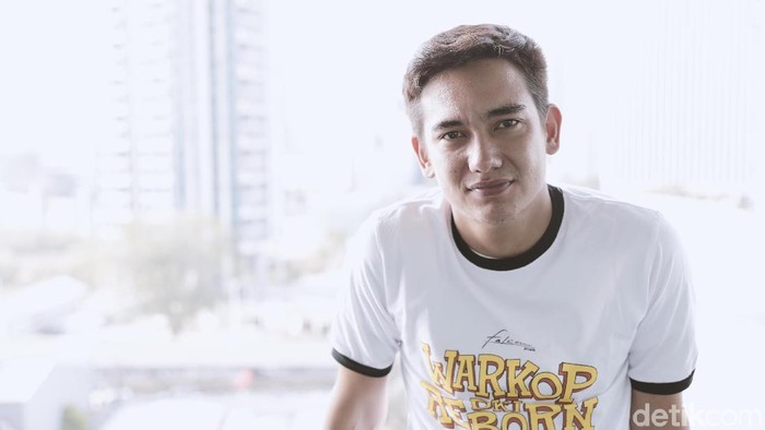Adipati Dolken saat berkunjung ke kantor detikcom.