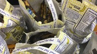 Supermarket yang satu ini menjual pisang dengan harga diskon yang dikemas dalamkertas lengkap dengan resep cara membuatnya. Foto: Istimewa