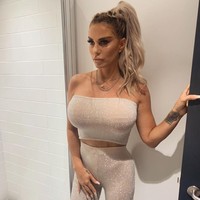 Katie pernah melakukan prosedur operasi bernama Brazilian bum lift dan operasi kantong mata di waktu yang sama. Namun, pasca operasi ia merasa sangat kesakitan, dan sampai meminta obat penahan sakit tambahan dari dokternya. Foto: Instagram