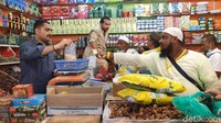Hanya saja, barang yang dijajakan di sini kurang variatif, mirip semua antar toko. Harganya pun gak beda tipis. Tinggal masalah kenyamanan saja, jemaah mau beli di toko yang mana. (Ardhi/detikcom)