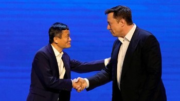 Pernah sepanggung dengan Jack Ma tahun 2019. Cukup kemeja putih tanpa dasi, serta jas. Foto: Reuters
