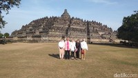 Raja Malaysia Yang Dipertuan Agong XVI Al-Sultan Abdullah Riayatauddin Al Mustafa Billah Shah bersama keluarga melakukan kunjungan di Candi Borobudur, Rabu (28/8/2019) kemarin. (Eko Susanto/detikcom)