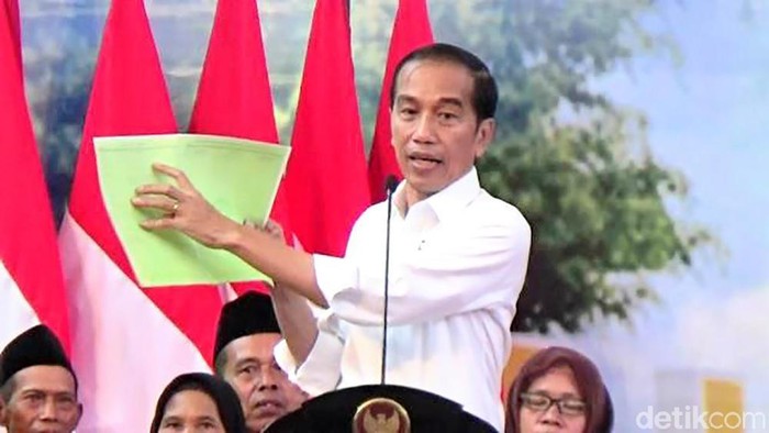 Presiden Joko Widodo (Jokowi) membagikan ribuan sertifikat tanah kepada masyarakat Purworejo, Jawa Tengah, Kamis (29/8/2019). Jokowi menargetkan pada tahun 2025 nanti, sertifikat di seluruh Indonesia bisa dibagikan.