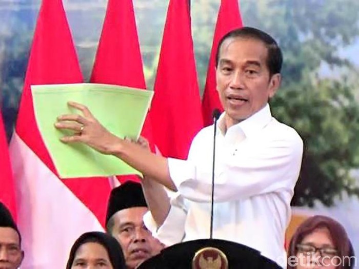Presiden Joko Widodo (Jokowi) membagikan ribuan sertifikat tanah kepada masyarakat Purworejo, Jawa Tengah, Kamis (29/8/2019). Jokowi menargetkan pada tahun 2025 nanti, sertifikat di seluruh Indonesia bisa dibagikan.