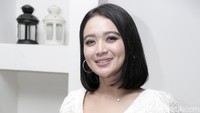 (Dibilang seksi) Itu masih positif, yang normal-normal saja. Badannya juga kecil, jadi ya sudah begini aja. Masing-masing perempuan pengen yang terbaik untuk dirinya dan orang yang melihat. Perempuan goalsnya ya itu, jelas Wika Salim soal dirinya yang dinilai makin seksi. Foto: Asep Syaifullah/detikHOT