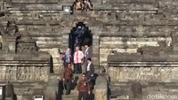 Saat berada di Candi Borobudur, rombongan Raja Malaysia sempat berfoto-foto dari stupa induk. Bahkan, mereka sempat mengagumi keindahan pemandangan yang ada di sekitarnya. (Eko Susanto/detikcom)
