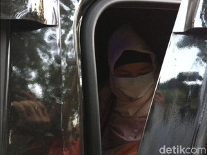 Tiba di Polda Metro, Aulia Kesuma Tersangka Pembunuh Suami-Anak Tiri Tertunduk