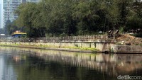 Tak terlihat sampah yang mengambang di permukaan waduk.