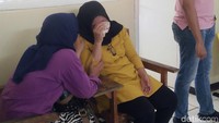 Isak tangis keluarga mewarnai prosesi ini.