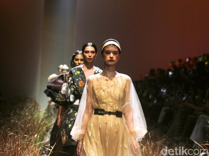 Fashion show PERFECT10N persembahan desainer Hian Tjen. (Foto: Moh. Abduh/Wolipop) Fashion show PERFECT10N persembahan desainer Hian Tjen. (Foto: Moh. Abduh/Wolipop)
